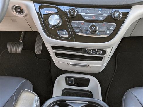 Certified 2024 Chrysler Pacifica Touring-L image 18