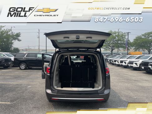 Used 2023 Chrysler Pacifica Touring-L FWD image 10