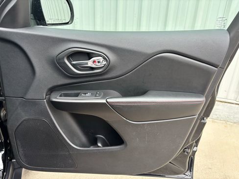 Used 2020 Jeep Cherokee Trailhawk w/ Cold Weather Group image 34