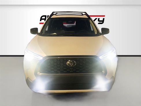 Used 2025 Toyota Corolla Cross XLE image 2