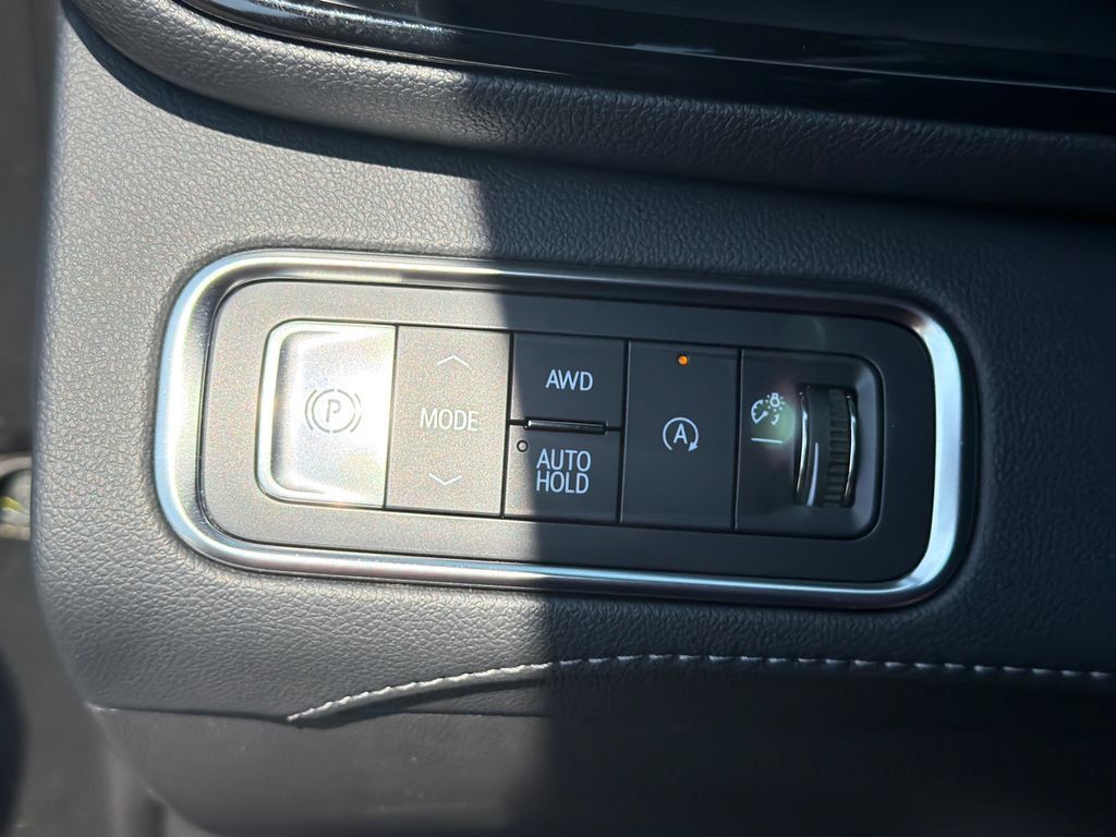 Used 2025 Buick Enclave Preferred AWD/4WD image 35