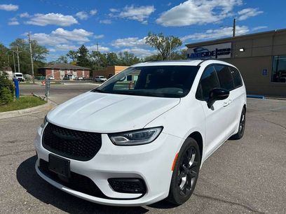 Used 2025 Chrysler Pacifica Limited