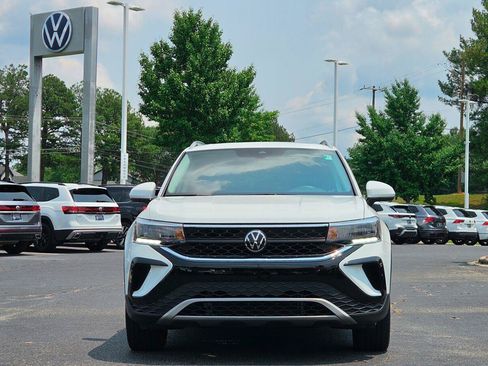 Certified 2022 Volkswagen Taos SE w/ Panoramic Sunroof Package AWD/4WD image 9
