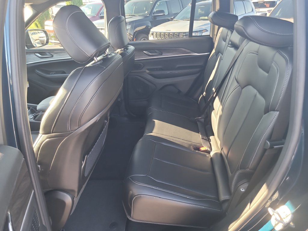 New 2027 Jeep Grand Cherokee Limited RWD image 13