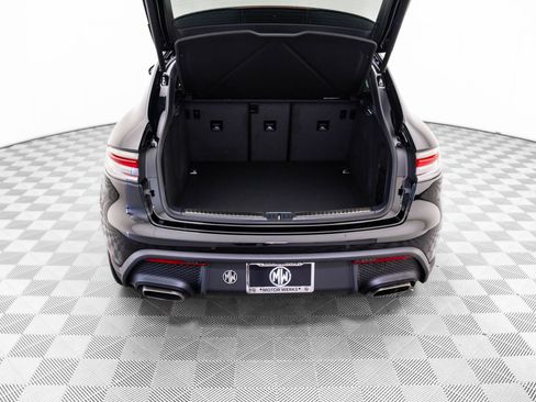Certified 2026 Porsche Macan AWD/4WD image 31