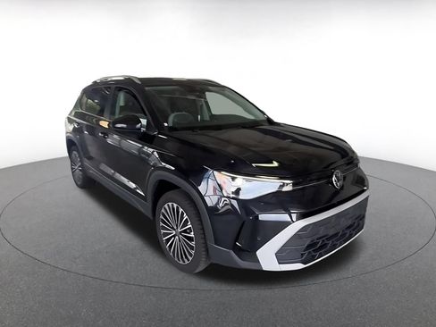 Used 2025 Volkswagen Taos SE FWD image 3