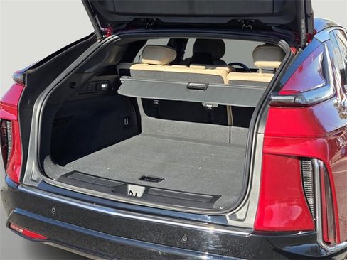 New 2025 Cadillac Lyriq Luxury image 16