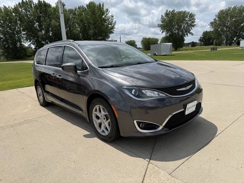 Used 2017 Chrysler Pacifica Touring-L w/ Tire & Wheel Group FWD image 2