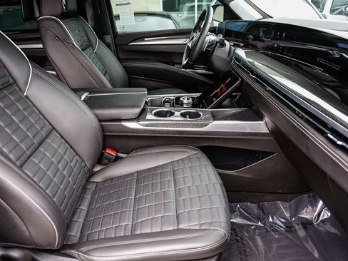Used 2025 Cadillac Escalade ESV V AWD/4WD image 17