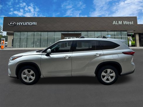 Used 2021 Toyota Highlander LE FWD image 8