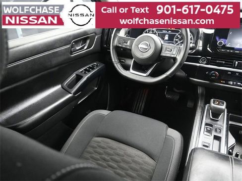 Used 2024 Nissan Pathfinder SV image 10