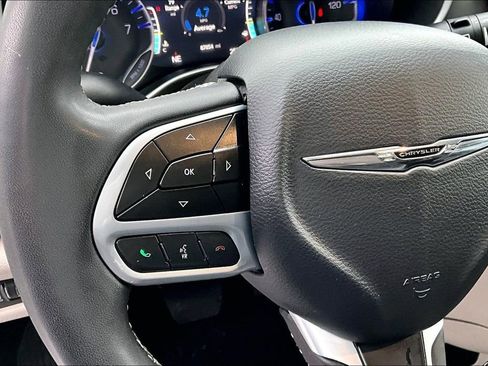 Used 2022 Chrysler Pacifica Touring-L image 14