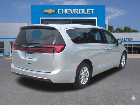 Used 2023 Chrysler Pacifica Touring-L FWD image 6