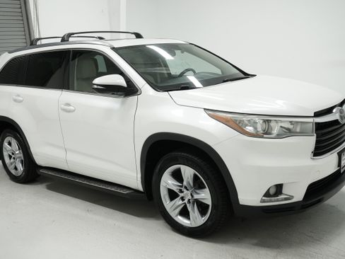 Used 2015 Toyota Highlander Limited image 3