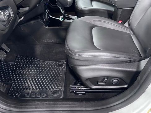 Used 2023 Jeep Renegade Limited w/ Sun/Sound Group AWD/4WD image 9