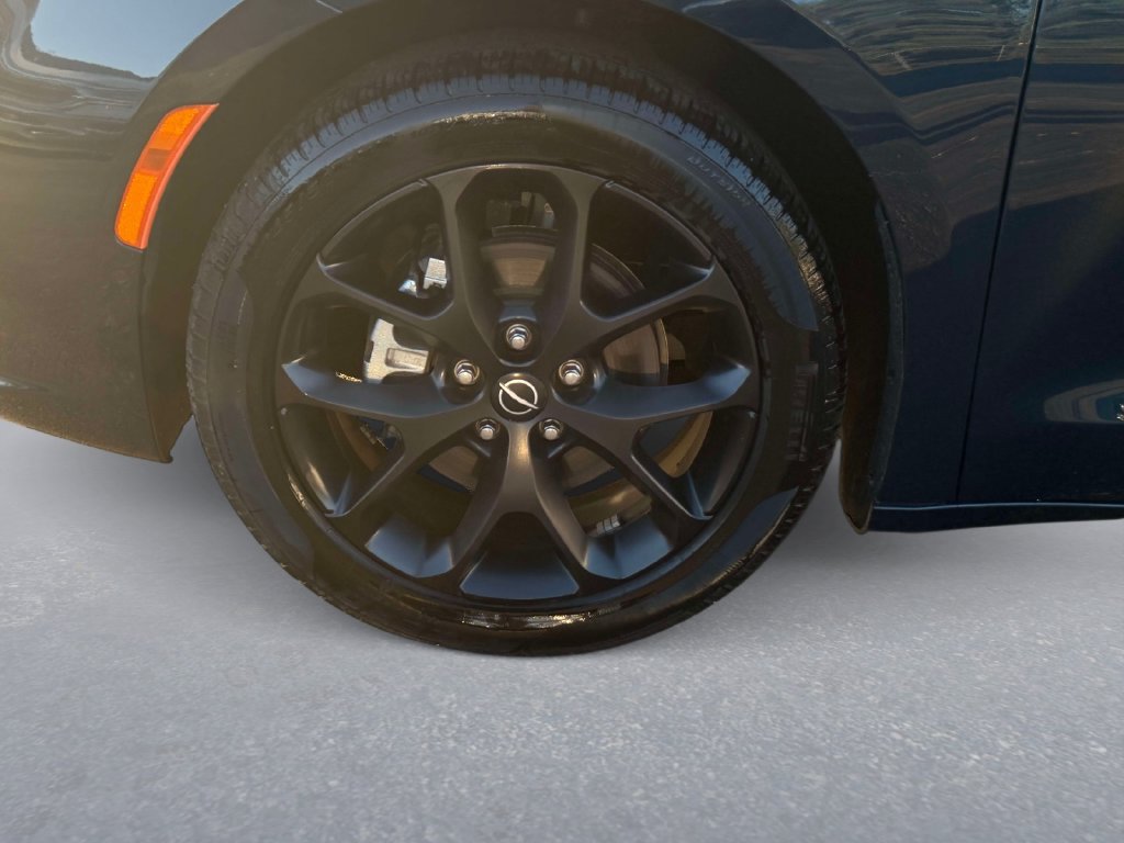 Used 2025 Chrysler Pacifica Limited FWD image 9