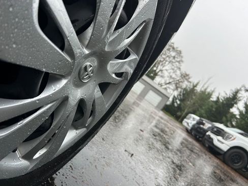 Used 2020 Toyota Yaris L image 36