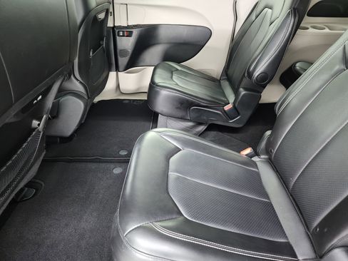 Used 2024 Chrysler Pacifica Touring-L image 32