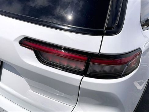 Used 2023 Jeep Grand Cherokee L Laredo image 27