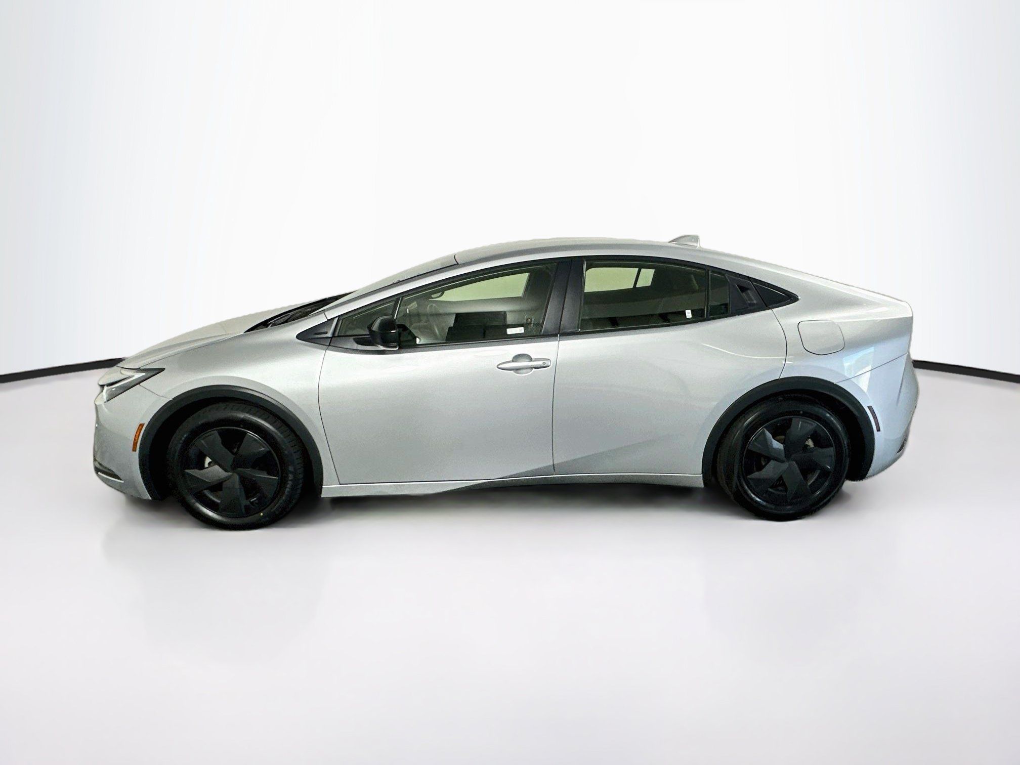 Used 2025 Toyota Prius LE FWD image 4