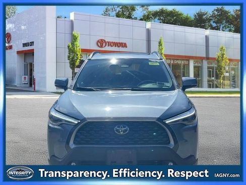 Used 2023 Toyota Corolla Cross XLE w/ Convenience Package image 2