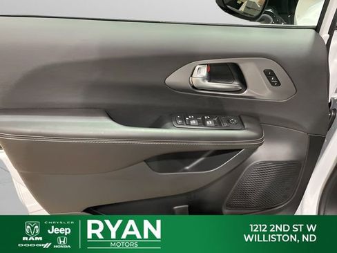 New 2026 Chrysler Pacifica Select AWD/4WD image 40