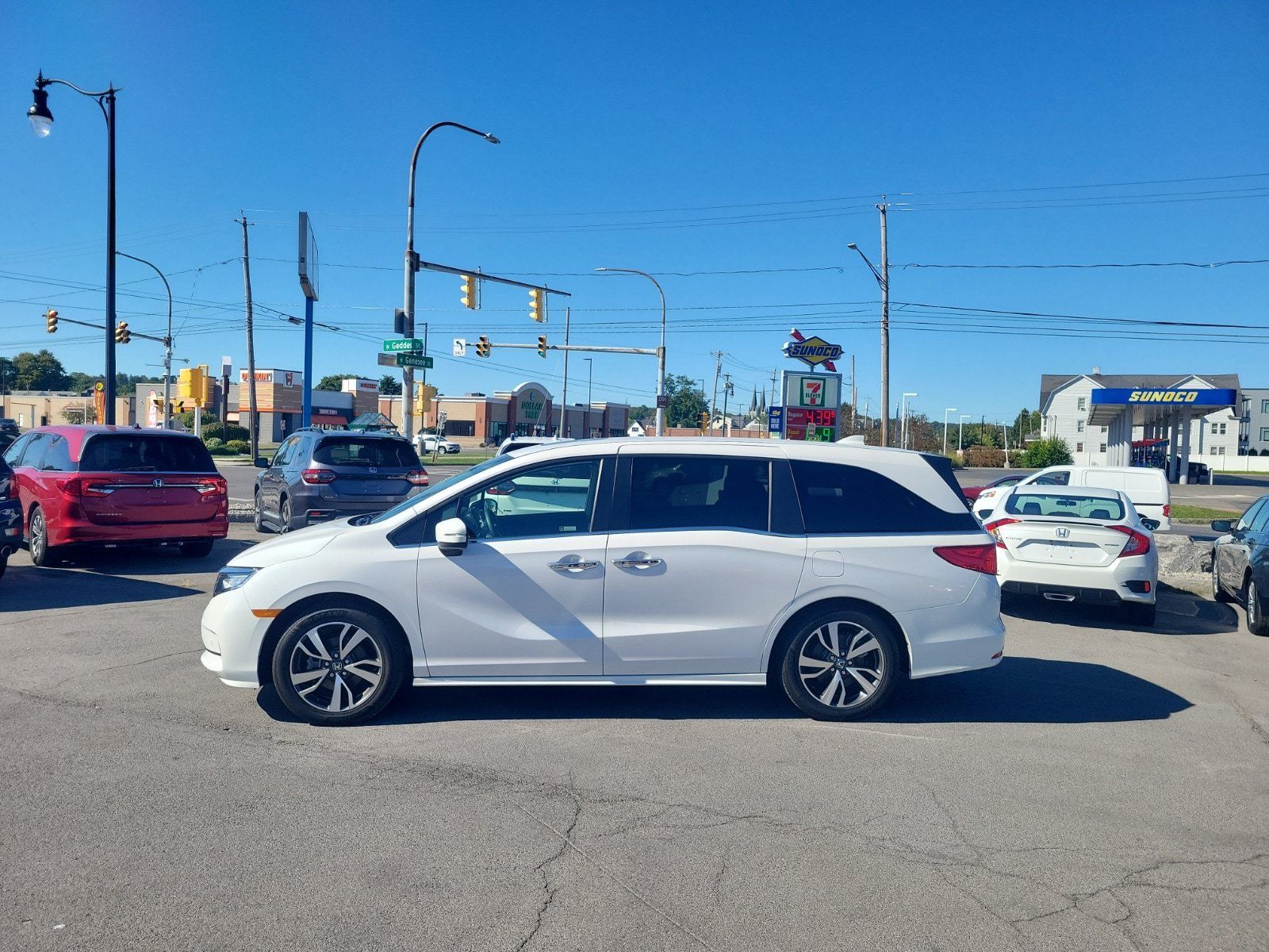 Used 2023 Honda Odyssey Touring image 2