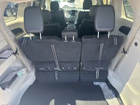 Used 2023 Chrysler Pacifica Touring-L FWD image 10