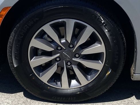 Used 2023 Chrysler Pacifica Touring-L FWD image 8