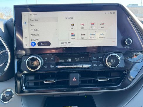 Used 2023 Toyota Highlander XLE image 21