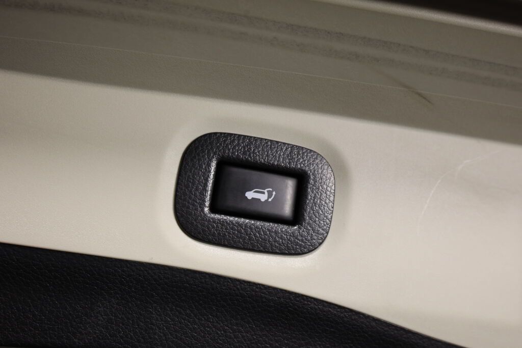 Used 2018 Nissan Rogue SV w/ Premium Package AWD/4WD image 19
