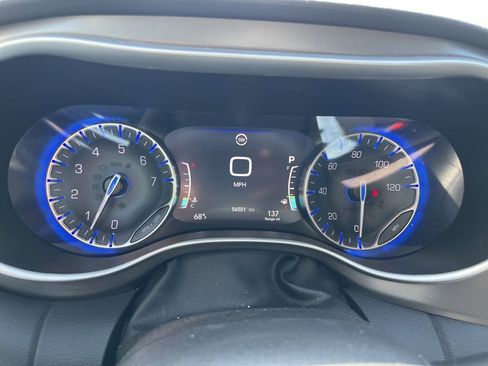 Used 2024 Chrysler Pacifica Touring-L image 13