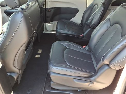 Used 2023 Chrysler Pacifica Touring-L FWD image 13