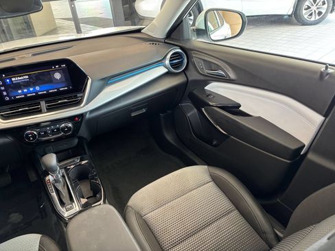 Used 2025 Chevrolet Trax LT FWD image 33