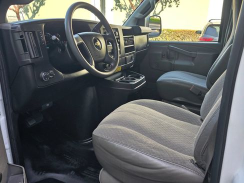 Used 2017 Chevrolet Express 3500 RWD image 15