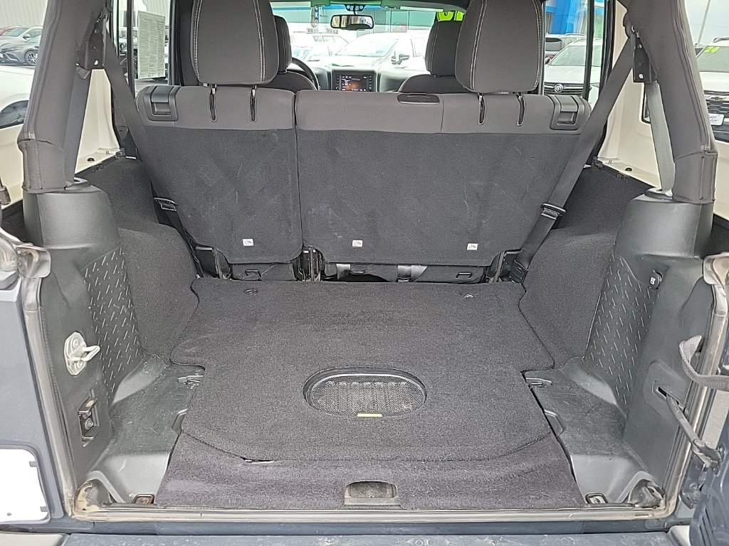 Used 2018 Jeep Wrangler Unlimited Sahara w/ Dual Top Group AWD/4WD image 8
