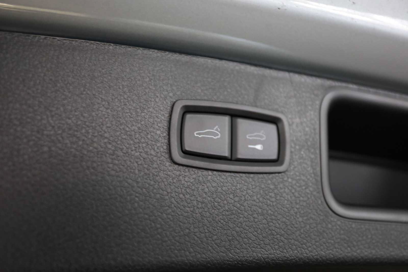 Used 2025 Porsche Macan AWD/4WD image 16