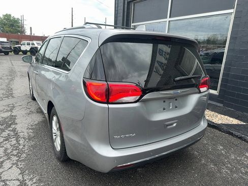 Used 2018 Chrysler Pacifica Touring-L Plus FWD image 3