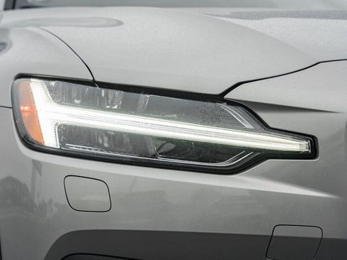 Used 2025 Volvo V60 B5 Cross Country Plus image 14