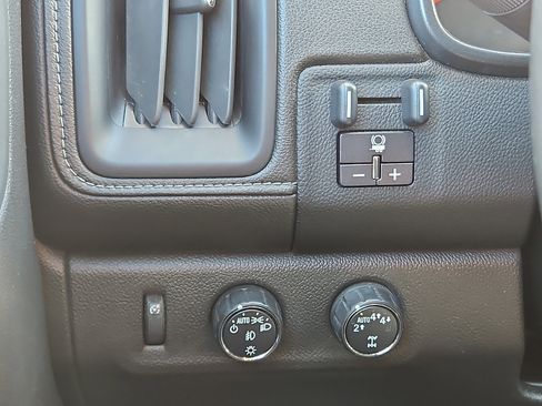 Used 2018 GMC Canyon SLE w/ SLE Convenience Package image 25