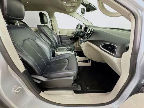 Used 2024 Chrysler Pacifica Touring-L FWD image 32