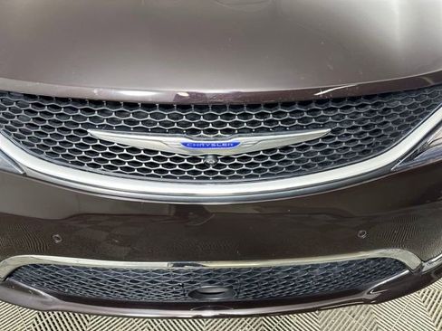 Used 2018 Chrysler Pacifica Touring-L Plus w/ Advanced Safetytec Group image 9