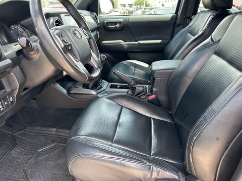 Used 2019 Toyota Tacoma TRD Off-Road w/ TRD Premium Off Road Package image 11