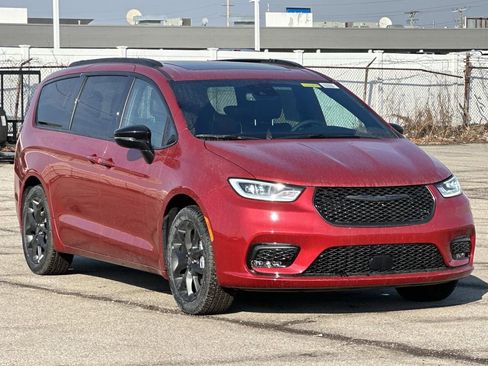 New 2026 Chrysler Pacifica Limited w/ S Appearance Package image 1