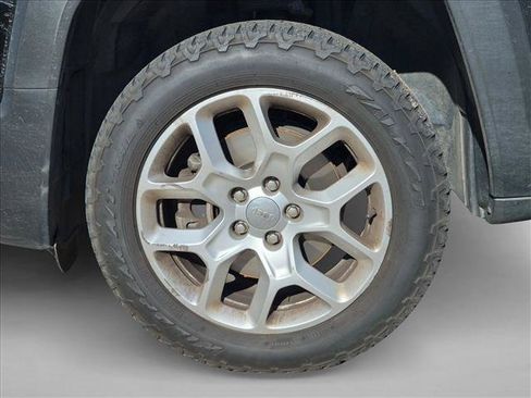Used 2017 Jeep Renegade Latitude AWD/4WD image 16