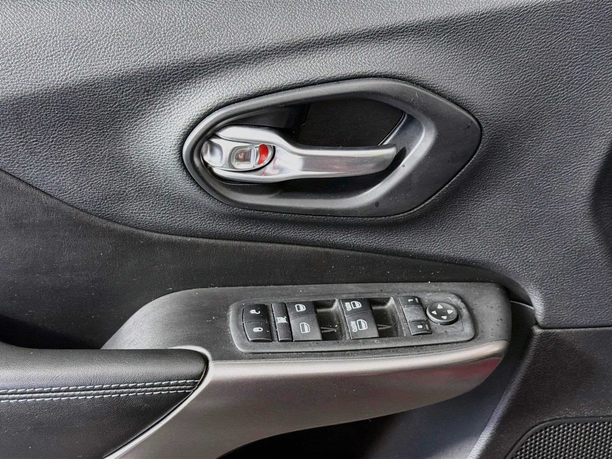 Used 2019 Jeep Cherokee Latitude Plus FWD image 15