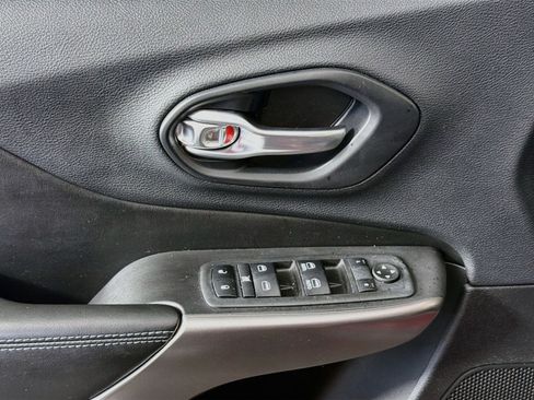 Used 2019 Jeep Cherokee Latitude Plus FWD image 15