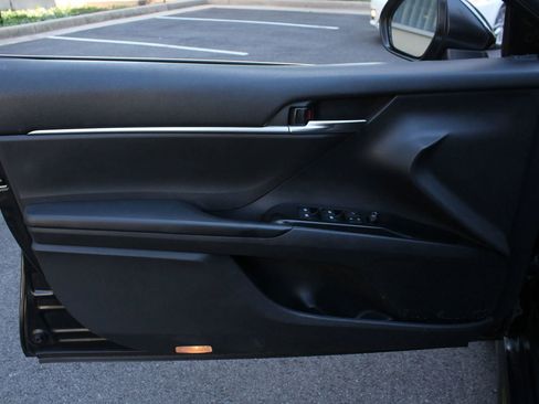 Used 2018 Toyota Camry SE w/ Moonroof Package FWD image 15