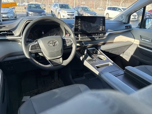 Certified 2023 Toyota Sienna XLE image 16