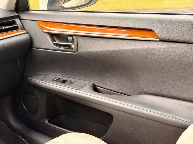 Used 2013 Lexus ES 300h w/ Luxury Pkg FWD image 25